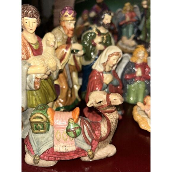 Home For The Holidays Porcelain Nativity Set 11 Pc figures and Wood Base - Picture 3 of 6
